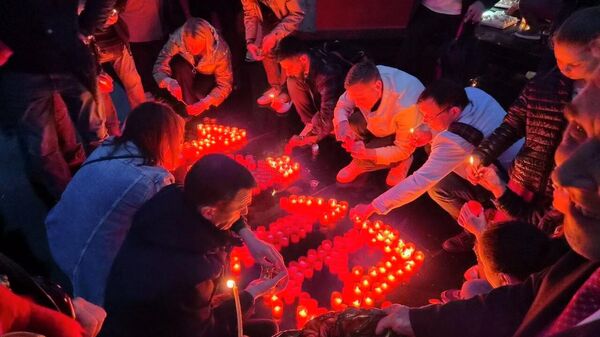 Zeci de persoane s-au adunat la Complexul Memorial „Eternitate” din Chișinău — familii cu copii, activiști civici și susținători ai Partidul Comuniștilor din Republica Moldova - Sputnik Moldova