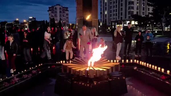 У мемориального комплекса Вечность собрались десятки людей — семьи с детьми, гражданские активисты и сторонники ПКРМ - Sputnik Молдова