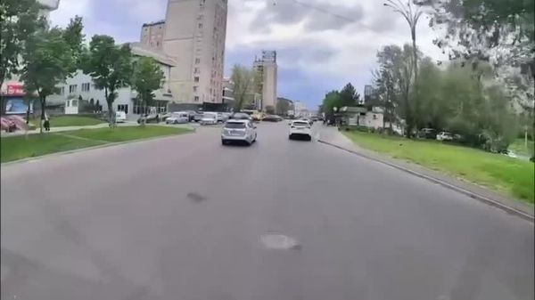 Un copil a fost la un pas de tragedie, după ce se juca cu mingea lângă carosabil, pe strada Albișoara din capitală - Sputnik Moldova
