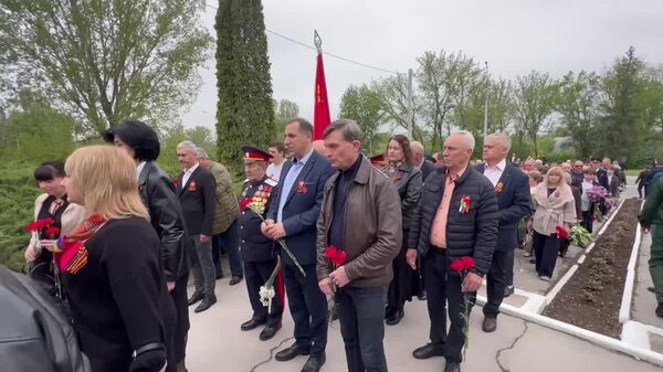 В приднестровской Рыбнице в День Победы прошло возложение цветов к памятнику генерала Цветкова — он командовал дивизией, освободившей город от фашистов - Sputnik Молдова