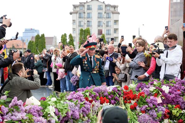 100-летний ветеран Великой Отечественной Василий Семенович Литвинов у Вечного огня на мемориале в Кишиневе. - Sputnik Молдова