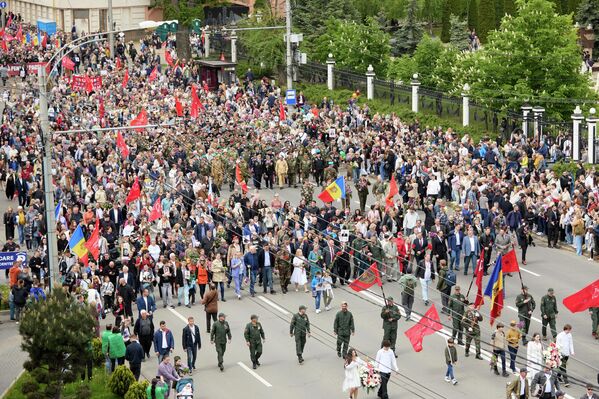 В марше приняли участие ветераны Великой Отечественной войны, оппозиционные политсилы Молдовы, активисты и тысячи простых граждан. - Sputnik Молдова
