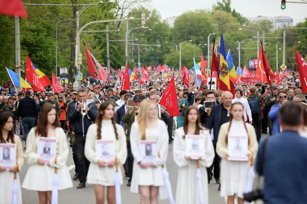 Участники марша Победы прошли от центральной площади Кишинева до Мемориального комплекса "Вечность". - Sputnik Молдова
