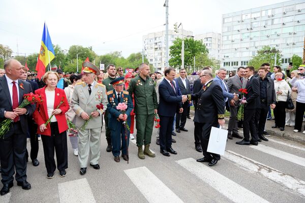 Посол РФ в Молдове Олег Озеров возложил цветы к Вечному огню на мемориале Вечность в Кишиневе - Sputnik Молдова