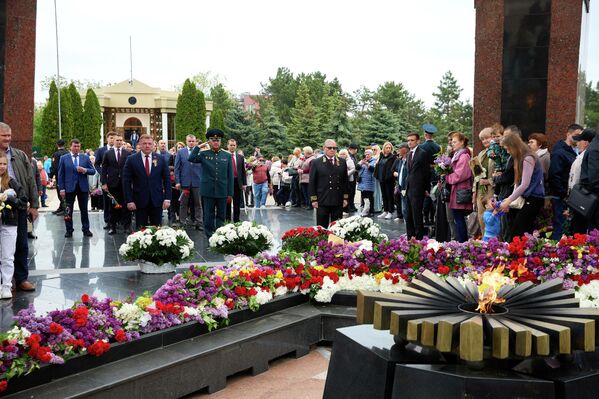 Посол РФ в Молдове Олег Озеров возложил цветы к Вечному огню на мемориале Вечность в Кишиневе - Sputnik Молдова