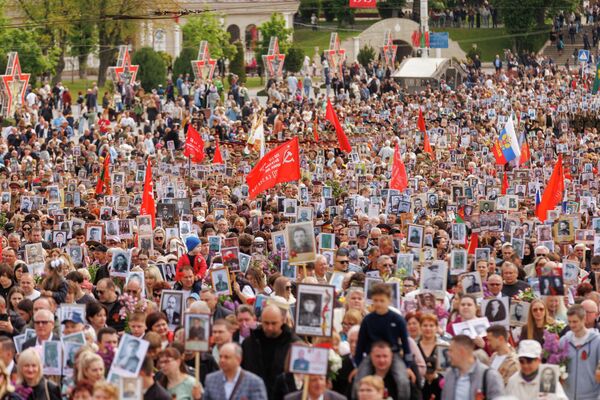 По словам Красносельского, более 105 тысяч человек прошли в этом году в "Бессмертном полку" в Приднестровье. - Sputnik Молдова