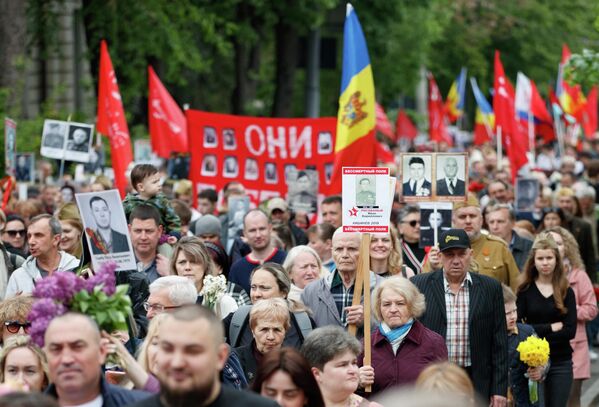 В акции "Бессмертный полк" в Кишиневе приняли участие около 30 тысяч человек. - Sputnik Молдова