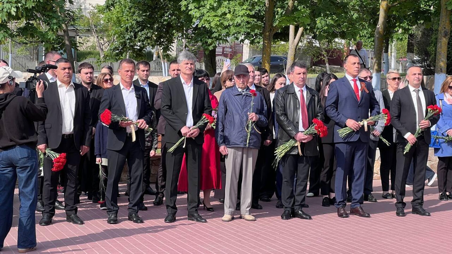 Члены Исполкома Гагаузии на церемонии возложения цветов  на Мемориале воинской славы в Комрате - Sputnik Молдова, 1920, 09.05.2026
