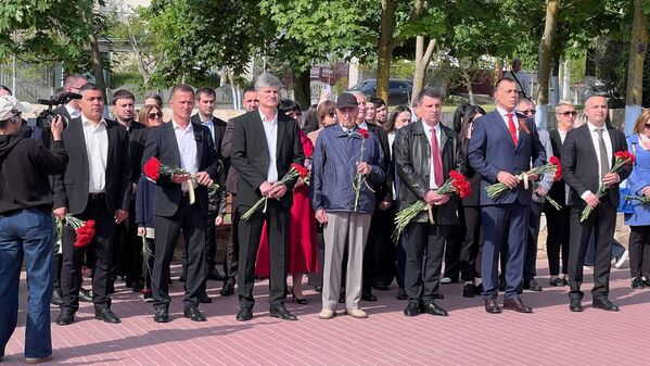 Члены Исполкома Гагаузии на церемонии возложения цветов  на Мемориале воинской славы в Комрате. - Sputnik Молдова