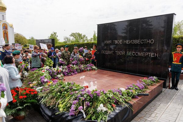Тираспольчане всех возрастов, от мала до велика, принесли цветы на мемориал в День Победы. - Sputnik Молдова