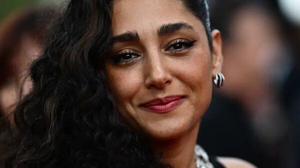 O nouă carte a unui jurnalist de la Paris Match susține că președintele Franței Emmanuel Macron ar fi avut, timp de mai multe luni, o „flirtare platonică” cu actrița franco-iraniană Golshifteh Farahani — incluzând schimburi de mesaje în care i-ar fi spus „te găsesc foarte frumoasă” - Sputnik Moldova