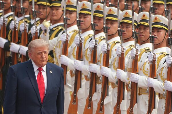 Трамп на в церемонии приветствия с президентом Китая Си Цзиньпином в Большом зале народа. - Sputnik Молдова