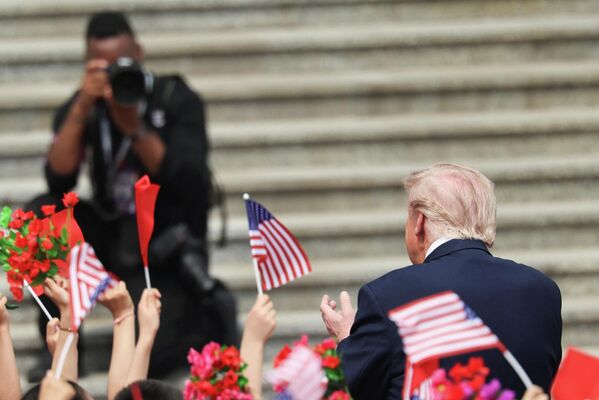 Трамп назвал фантастическим свой первый день визита в Китай, поблагодарив председателя КНР Си Цзиньпина за гостеприимство. - Sputnik Молдова