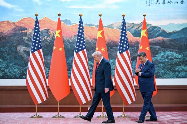 Глава Китая Си Цзиньпин и президент США Дональд Трамп на встрече в Доме народных собраний в Пекине. - Sputnik Молдова