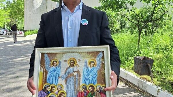 Vicepreședintele Comitetului Executiv al Găgăuziei, Ilia Uzun, a prezentat icoana pe care bașcana Evghenia Guțul a brodat-o și a dăruit-o locuitorilor Găgăuziei - Sputnik Moldova