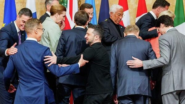 Последним ударом по Европе будет коррупционный крах Владимира Зеленского, написал в своем Telegram-канале вице-спикер Совета федерации РФ Константин Косачев - Sputnik Молдова