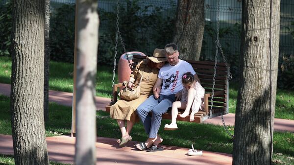 Familie în parc - Sputnik Молдова