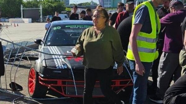 Fotografii cu automobilul care a intrat în mulțimea de spectatori în timpul unei competiții de drift la Chișinău - Sputnik Moldova