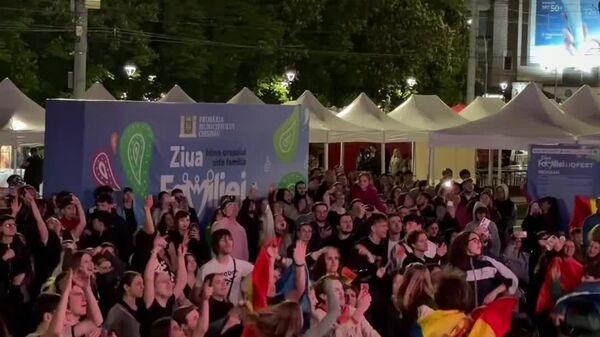 Атмосфера на площади перед Домом правительства, где транслируют выступление Сатоши на Евровидении - Sputnik Молдова