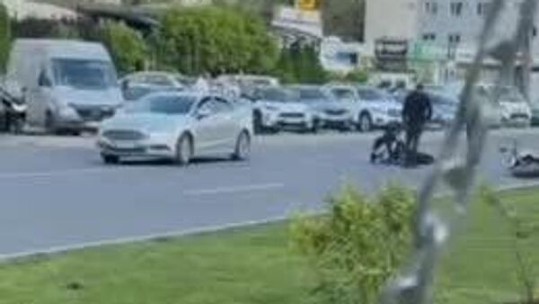 Azi doi motocicliști s-au ciocnit în trafic pe strada Mircea cel Bătrân din Chișinău - Sputnik Moldova