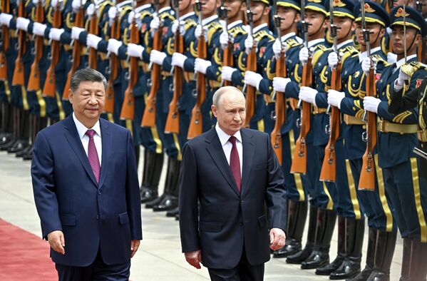 Владимир Путин и Си Цзиньпин на торжественной церемонии. - Sputnik Молдова