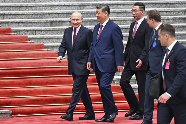20 мая 2026. Президент РФ Владимир Путин и лидер КНР Си Цзиньпин (второй слева) во время встречи в Пекине. - Sputnik Молдова