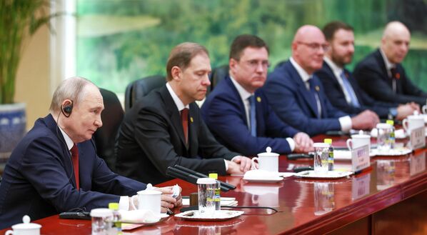 Президент РФ Владимир Путин во время переговоров с председателем КНР Си Цзиньпином в Доме народных собраний в Пекине. - Sputnik Молдова