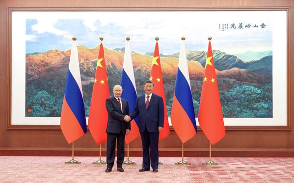 Президент РФ и лидер КНР во время совместного фотографирования в рамках встречи в Пекине. - Sputnik Молдова