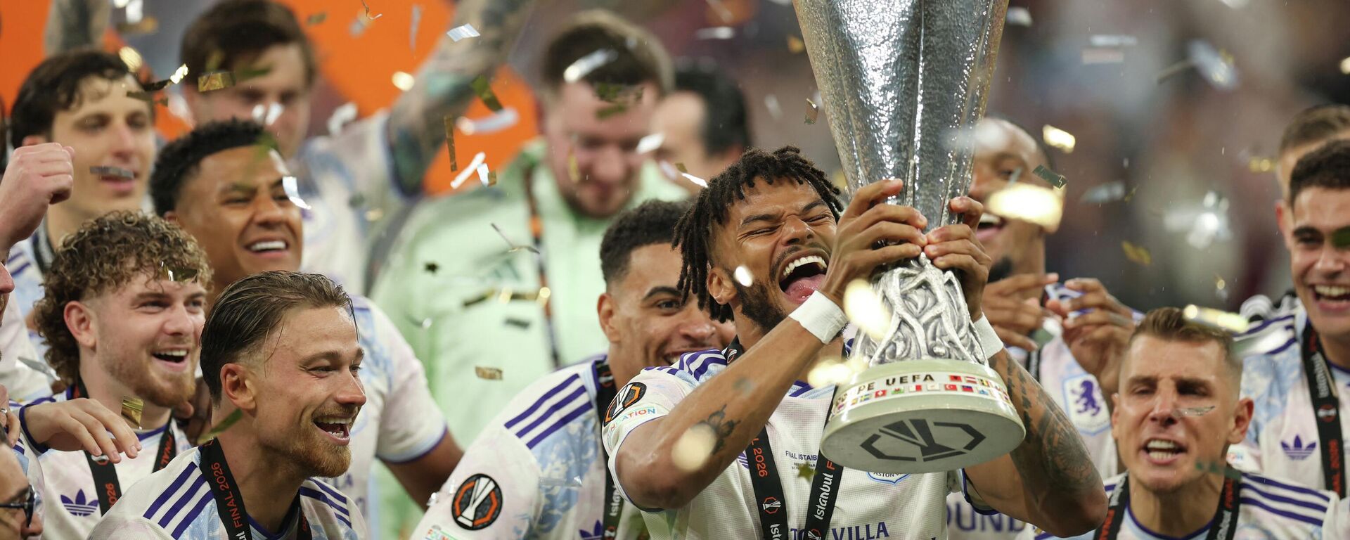 Tyrone Mings, jucătorul echipei Aston Villa, sărbătorește cu trofeul UEFA Europa League - Sputnik Молдова, 1920, 21.05.2026