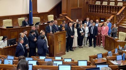 Оппозиция в знак протеста против цензуры в парламенте заблокировала трибуну главного законодательного органа страны