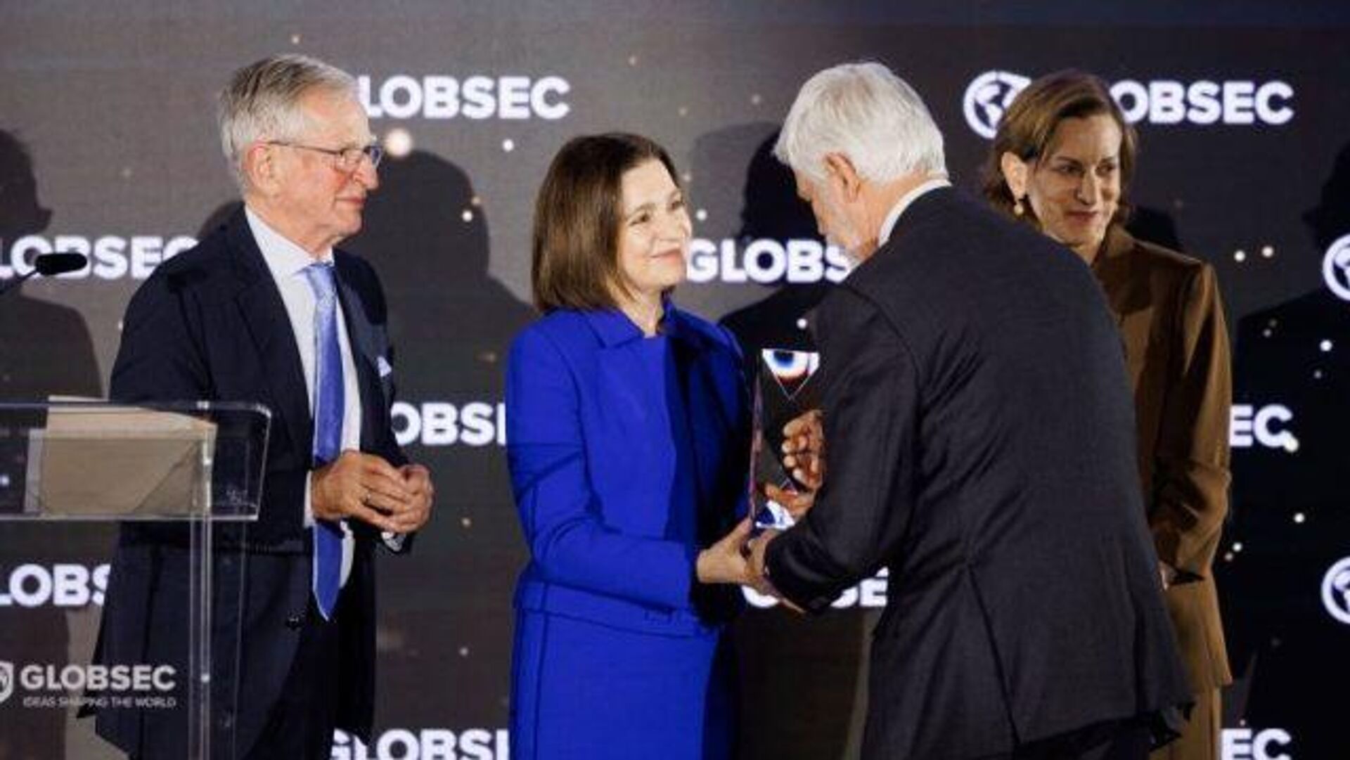 А Санду тем временем снова наградили — не сей раз премией GLOBSEC на международном форуме в Праге - Sputnik Молдова, 1920, 22.05.2026