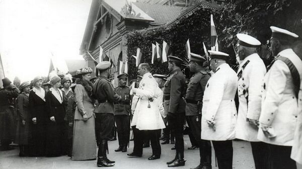 Император Всероссийский Николай II с семьей на вокзале в Бендерах, 1916 год - Sputnik Молдова