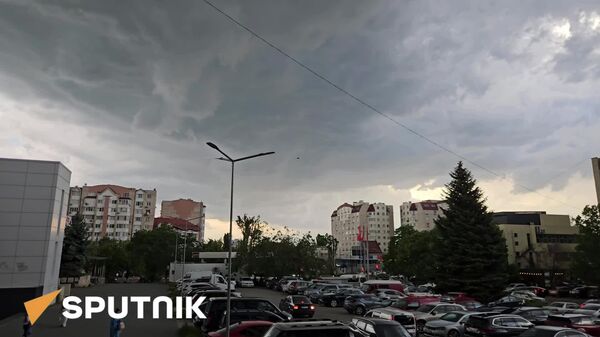 Над Кишинёвом стремительно сгущается плотная облачность - Sputnik Молдова