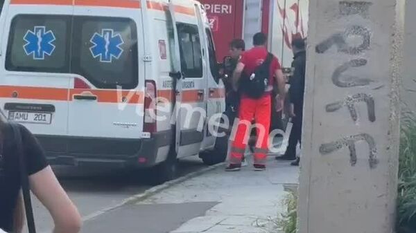 Tânărul care a fost observat pe acoperișul unui bloc de locuințe din capitală a fost coborât de salvatori și preluat de ambulanță - Sputnik Moldova