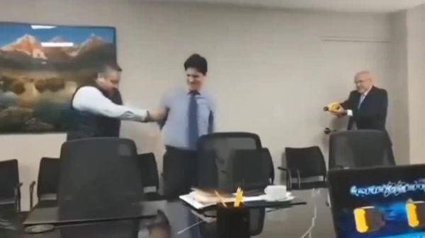 Primarul capitalei Peru a testat pe consilierul său un nou pistol cu electroșocuri al poliției - Sputnik Moldova