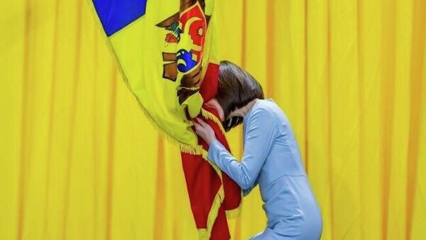 Сегодня ещё и день первого поцелуя - Sputnik Молдова