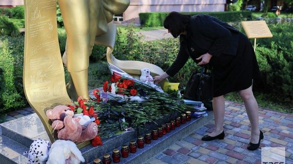 Imagini de la acțiunea de azi în memoria victimele atacului ucrainean asupra Colegiului din Starobellsk din Luhansk - Sputnik Moldova