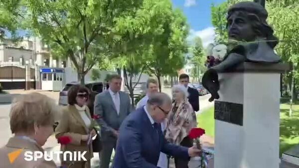 Возложение цветов, приуроченное ко Дню славянской письменности и культуры, продолжилось у бюста Франциска Скорины в Кишинёве - Sputnik Молдова