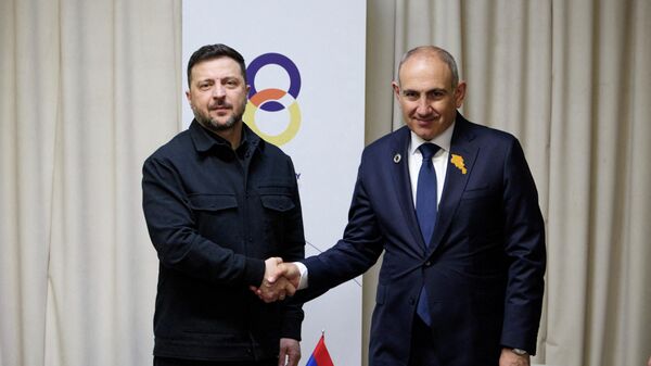 Prim-ministrul Armeniei, Nikol Pașinian, la o întâlnire cu președintele Ucrainei, Volodimir Zelenski, la summitul Comunității Politice Europene de la Erevan. - Sputnik Moldova