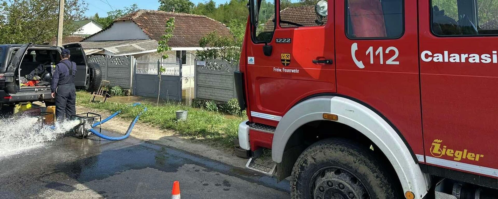 Спасатели ГИСЧ откачивают воду после дождей в одном из сел Молдовы - Sputnik Молдова, 1920, 07.06.2026