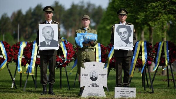 Замглавы офиса Зеленского Верещук заявила, что на Украине планируют перезахоронить очередного националиста — похороненного в Роттердаме создателя и главаря ОУН* Евгения Коновальца, а Киев уже получил соответствующее разрешение - Sputnik Молдова