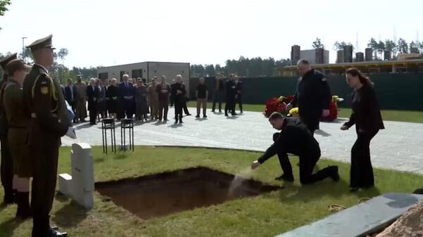 „De fapt, în centrul Europei, are loc o glorificare oficială, la nivel de stat, a criminalilor și colaboratorilor naziști”, a declarat Dmitri Peskov despre ceremonia de reînhumare de la Kiev a liderului OUN* și colaboratorului nazist Andrei Melnik - Sputnik Moldova