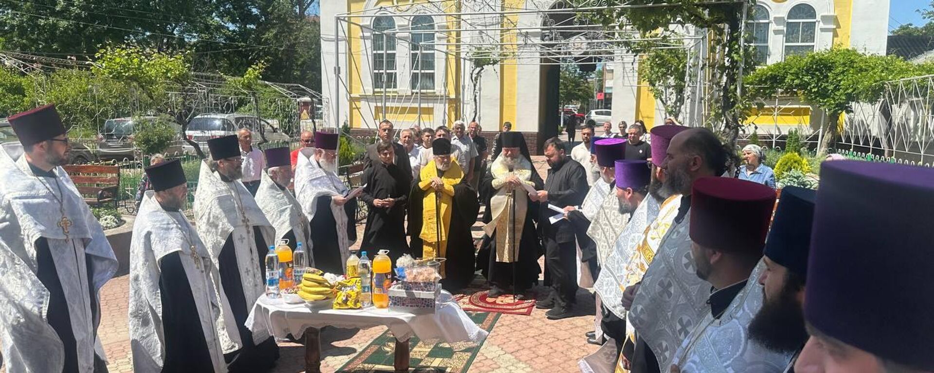 В храме Иоанна Предтечи в Комрате сегодня проходят Божественная литургия о здравии башкана Гагаузии Евгении Гуцул, а также молебен и крестный ход - Sputnik Молдова, 1920, 27.05.2026