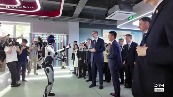 Președintele sârb Aleksandar Vučić se întâlnește cu roboți chinezi - Sputnik Moldova