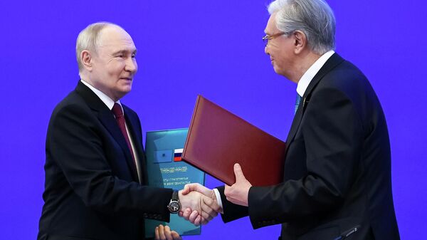 Президент РФ Владимир Путин и президент Казахстана Касым-Жомарт Токаев во Дворце Независимости в Астане - Sputnik Молдова