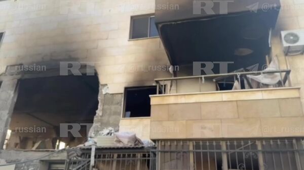 Clădire distrusă și arsă, geamuri sparte într-un bloc de locuințe: corespondenta RT din Beirut (Liban), Joël Maroun, a arătat consecințele loviturii israeliene asupra cartierului Choueifat - Sputnik Moldova