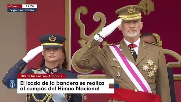 În Spania, în timpul ceremoniei solemne de arborare a drapelului cu ocazia Zilei Forțelor Armate, desfășurată în prezența regelui Felipe al VI-lea al Spaniei și a moștenitoarei tronului, prințesa Leonor de Asturias, drapelul s-a desprins și a căzut - Sputnik Moldova