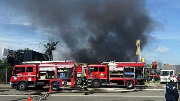 Un incendiu de proporții a izbucnit la un depozit din Chișinău: la stingere au fost mobilizați 90 de salvatori Un incendiu de proporții a izbucnit la un depozit din Chișinău: la stingere au fost mobilizați 90 de salvatori - Sputnik Moldova
