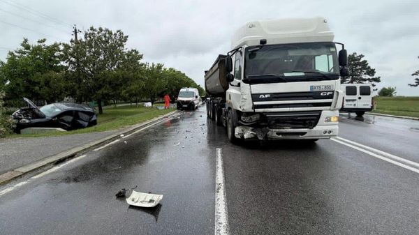 Trei persoane, printre care un minor de 13 ani, au fost transportate la spital pentru îngrijiri medicale după ce au fost implicate într-un accident rutier - Sputnik Moldova
