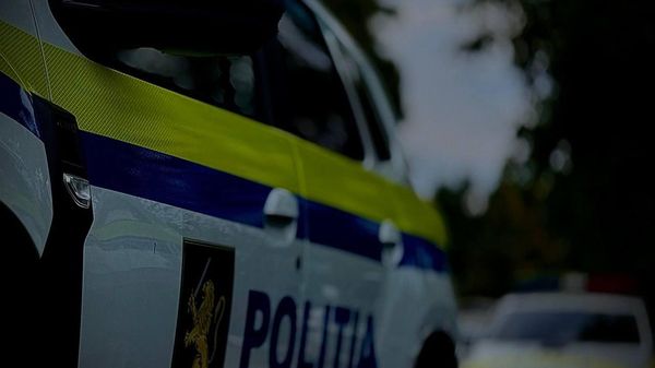 În contextul precipitațiilor înregistrate în mai multe regiuni ale Moldovei, Poliția atenționează că odată cu lăsarea întunericului, vizibilitatea în trafic se reduce semnificativ, iar riscul producerii accidentelor rutiere crește - Sputnik Moldova